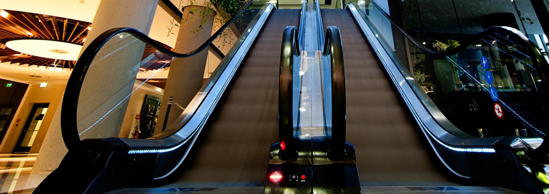 Fahrtreppe und Fahrsteig