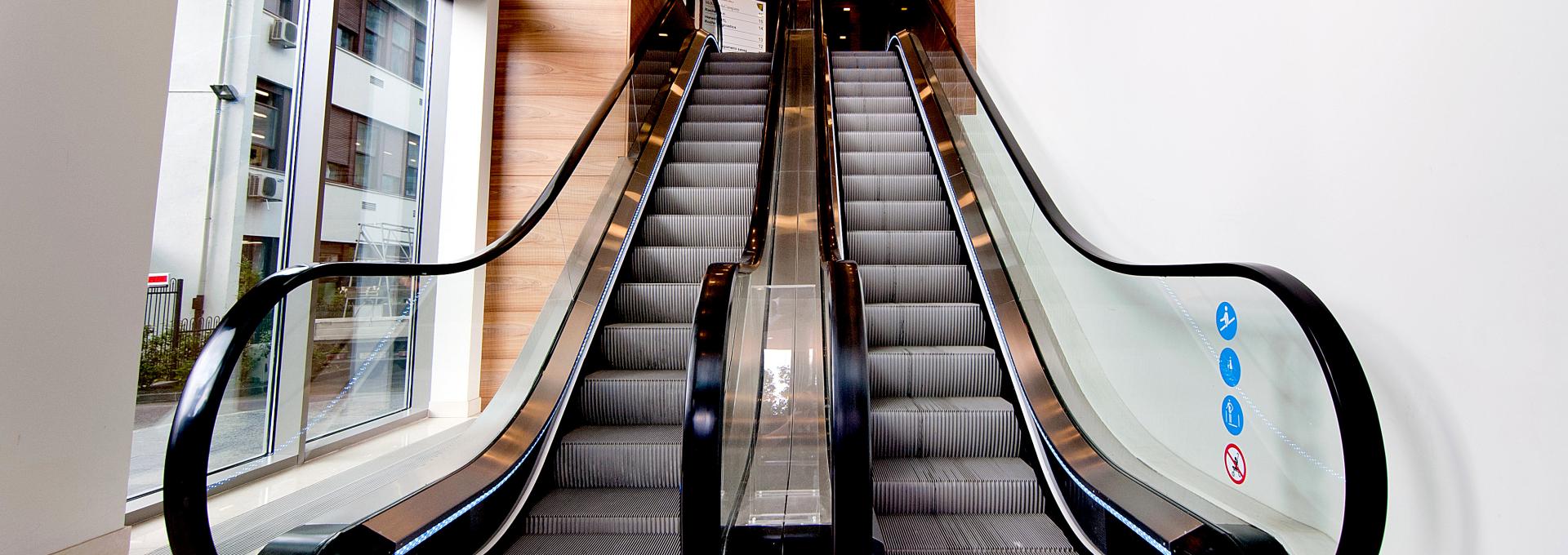 Fahrtreppe und Fahrsteig